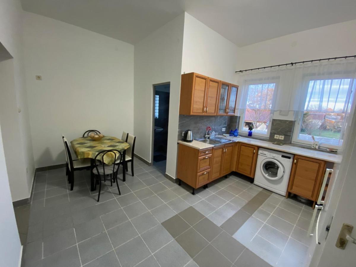 Tocc Apartman Gyal Екстер'єр фото
