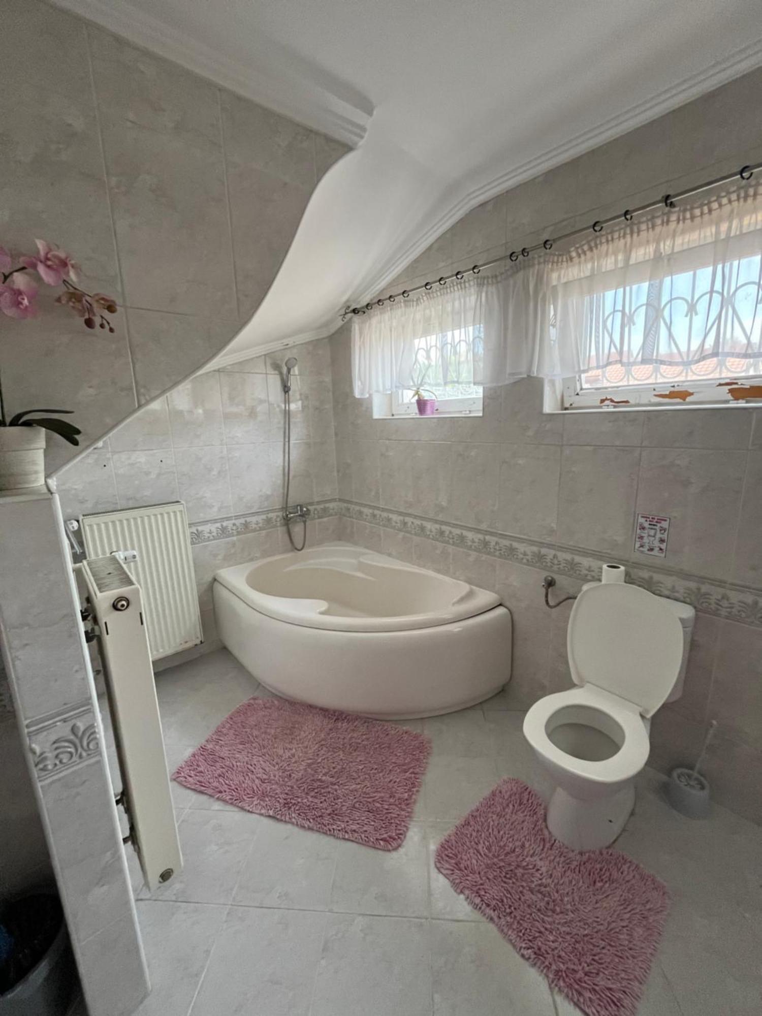Tocc Apartman Gyal Екстер'єр фото